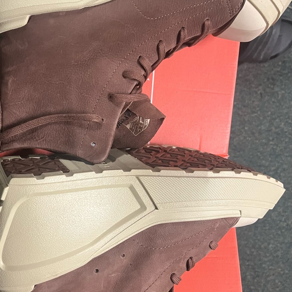 Chuck 70 Deluxe Luxe Wedge Hi in color 
In bear nap/ leather suede w10.5